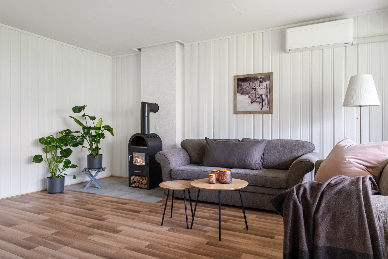 Den romslige stuen har en utforming som gjør det enkelt å innrede etter eget ønske og behov. Galleribilde