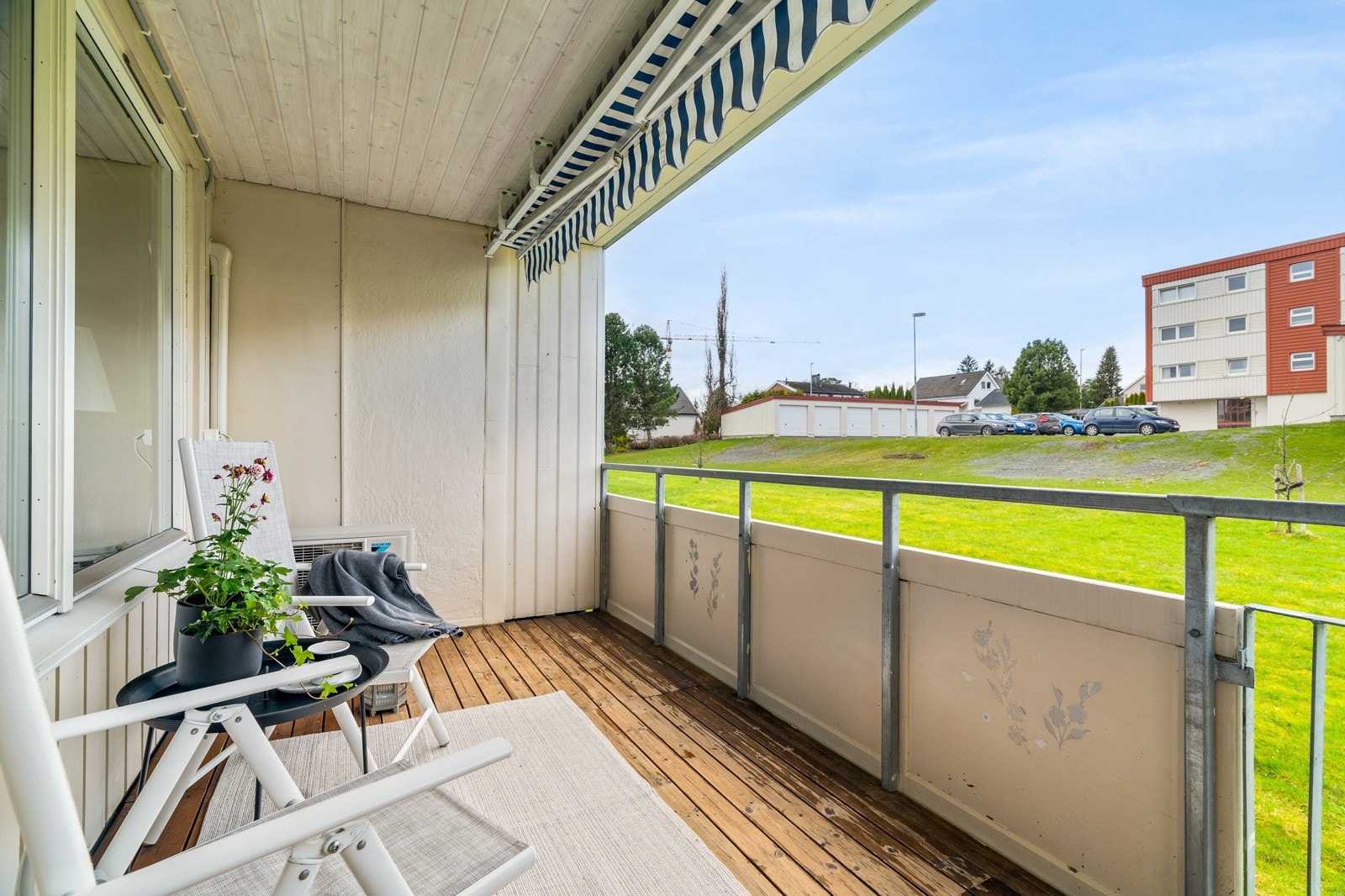 Leiligheten er en del av et veldrevet og etablert borettslag med flotte grøntarealer og lekeplass like ved. Kun en liten spasertur fra leiligheten ligger Heimdal sentrum med alle fasiliteter man trenger i det daglige. Galleribilde