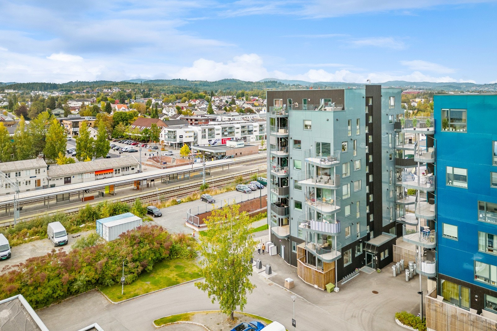Kun en liten spasertur fra leiligheten ligger Heimdal sentrum med alle fasiliteter man trenger i det daglige. Galleribilde