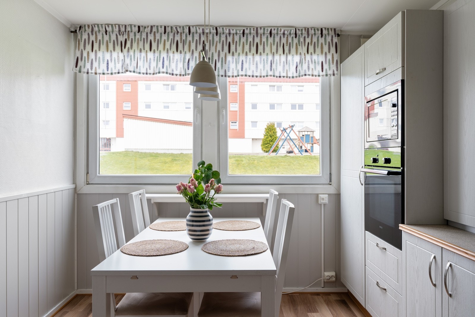 Det er god plass til et spisebord på kjøkkenet. Galleribilde