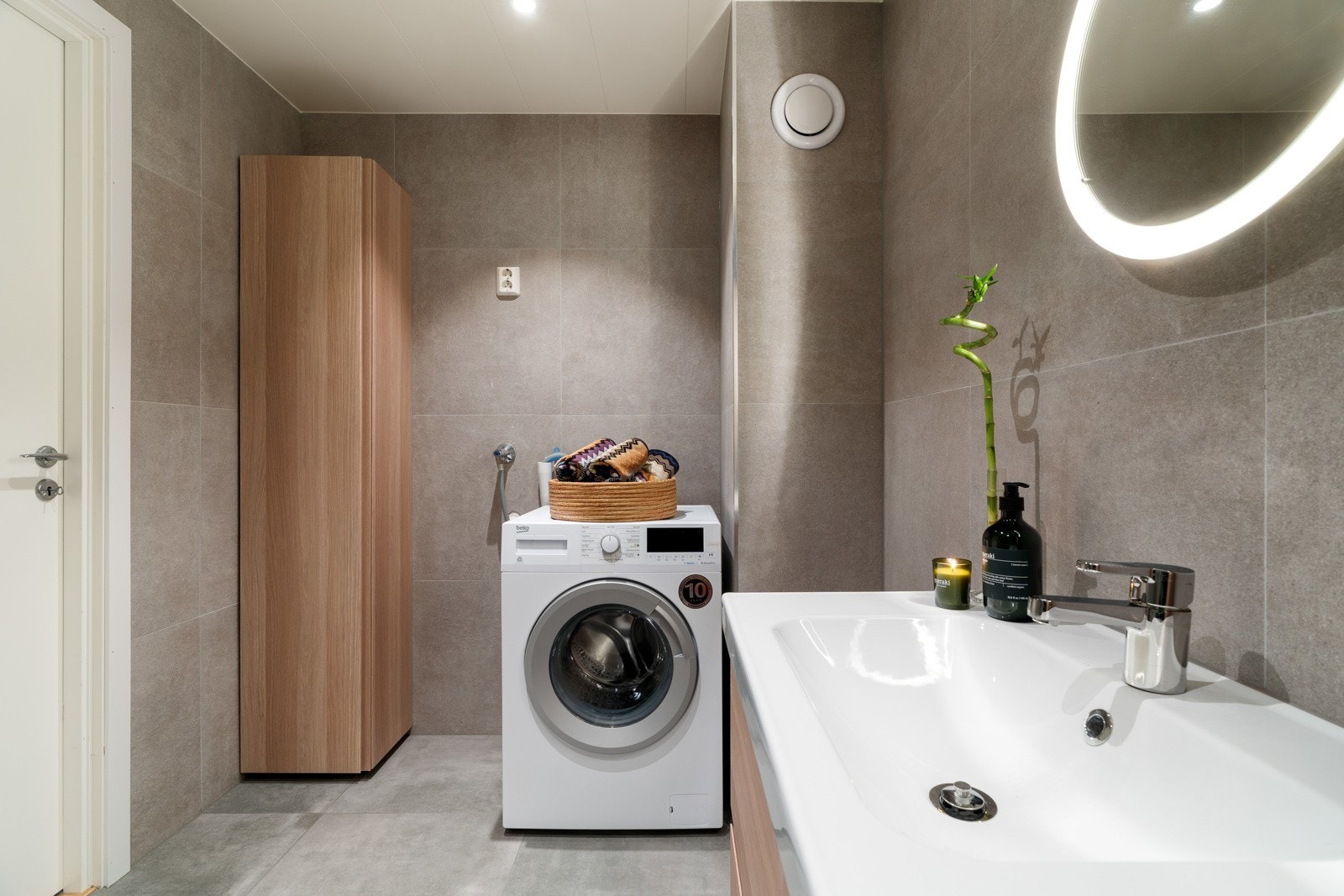 Badet var nytt i 2021, og er utført med moderne flisvalg, gulvvarme og downlights i himling. Galleribilde