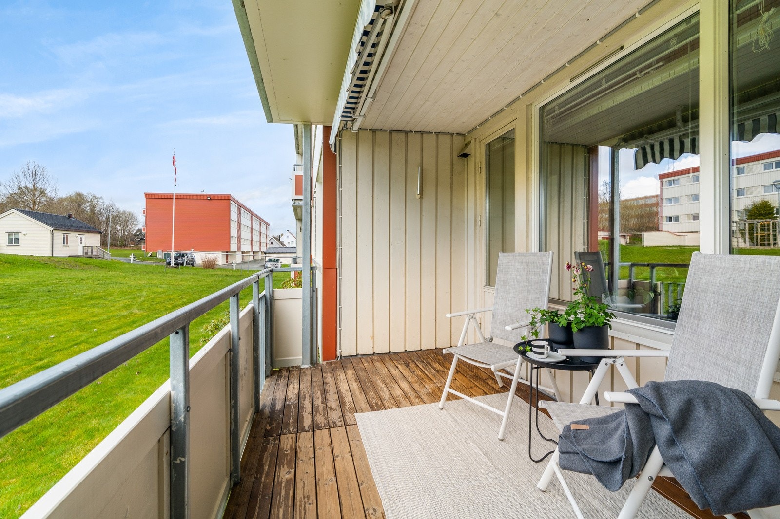 Leiligheten har en vestvendt beliggenhet i høy 1. etasje med svært gode solforhold og adkomst til grøntareal. Galleribilde