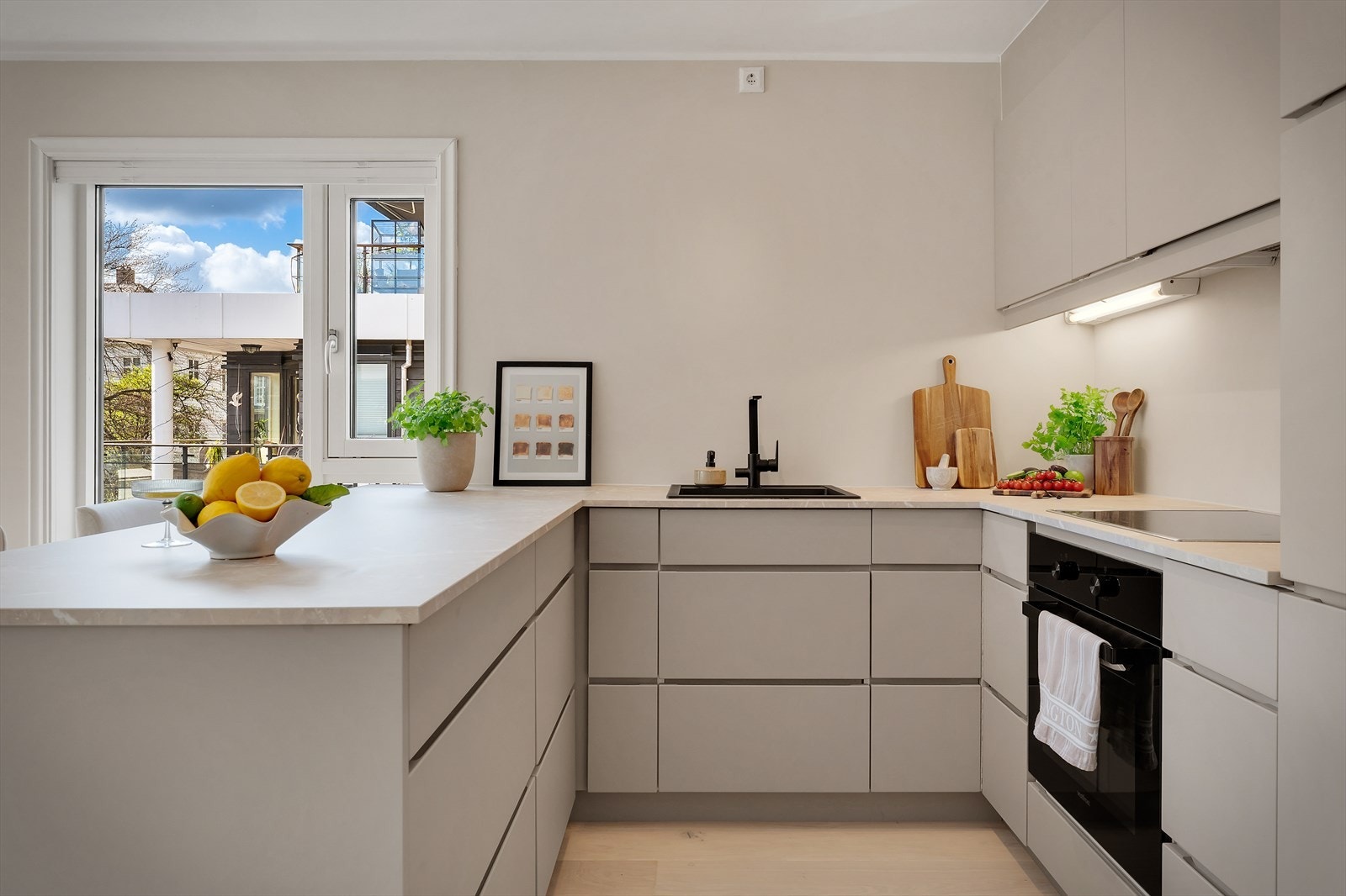 Et godt utstyrt kjøkken med stekeplate, komfyr, oppvaskmaskin, kjøleskap med frys, og masse oppbevaringsplass Galleribilde