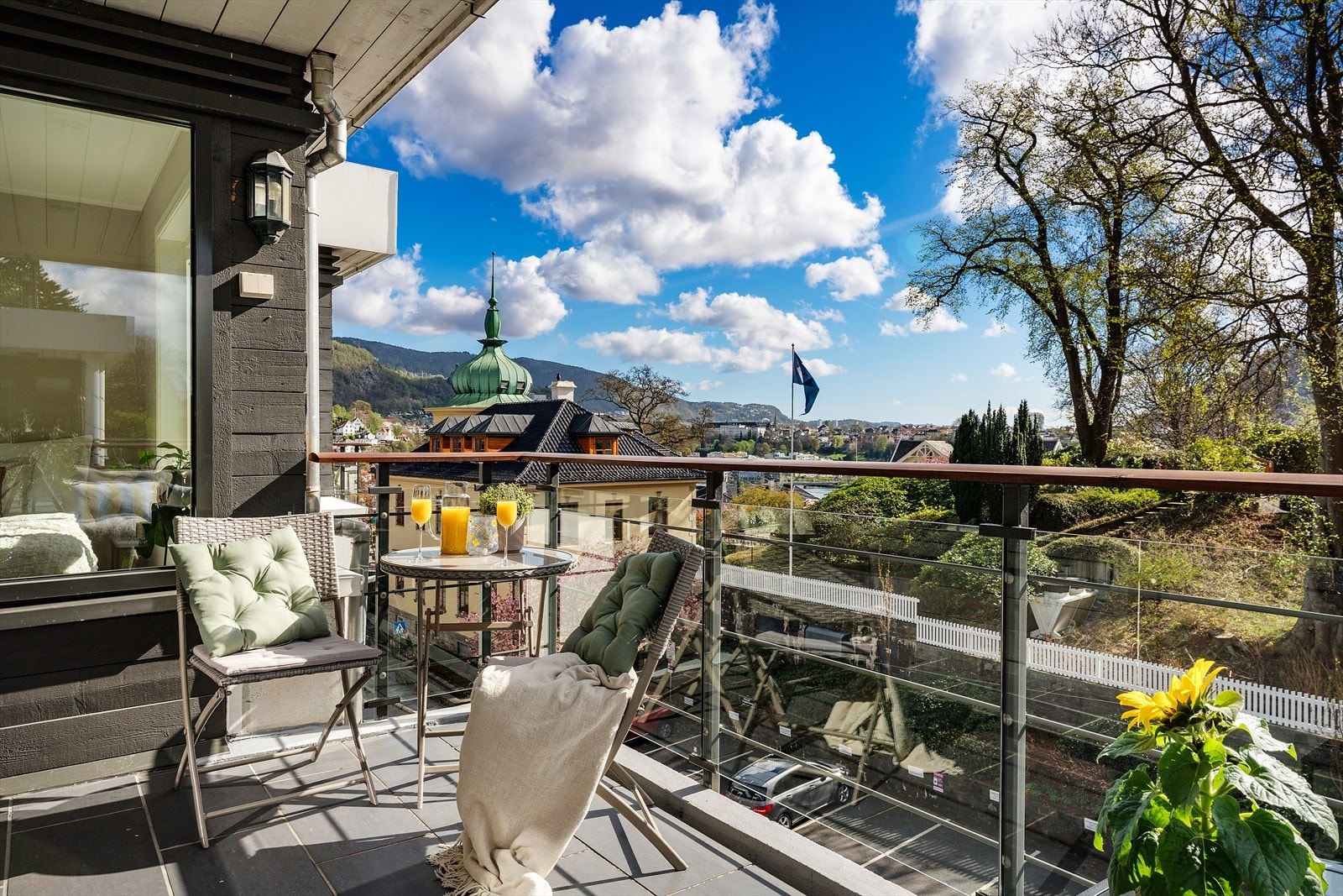 Gode solforhold, og med plass til å innrede med utemøbler for å nyte fine dager Galleribilde