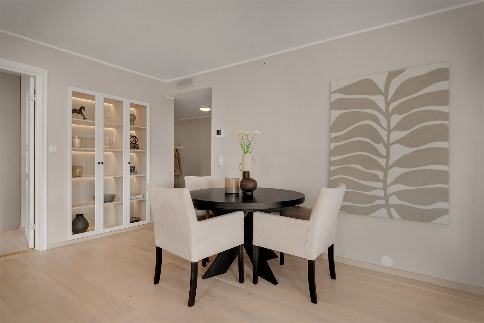 Spisebordet finner sin naturlige plass i stue og er perfekt for samling av familie og venner, samt opprettholde den sosiale praten under matlagingen Galleribilde