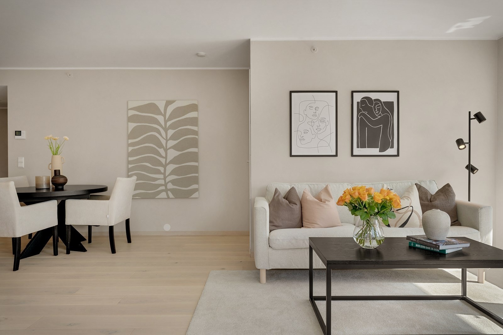 Stue er åpen med god plass til sofagruppe og tilhørende møblement Galleribilde