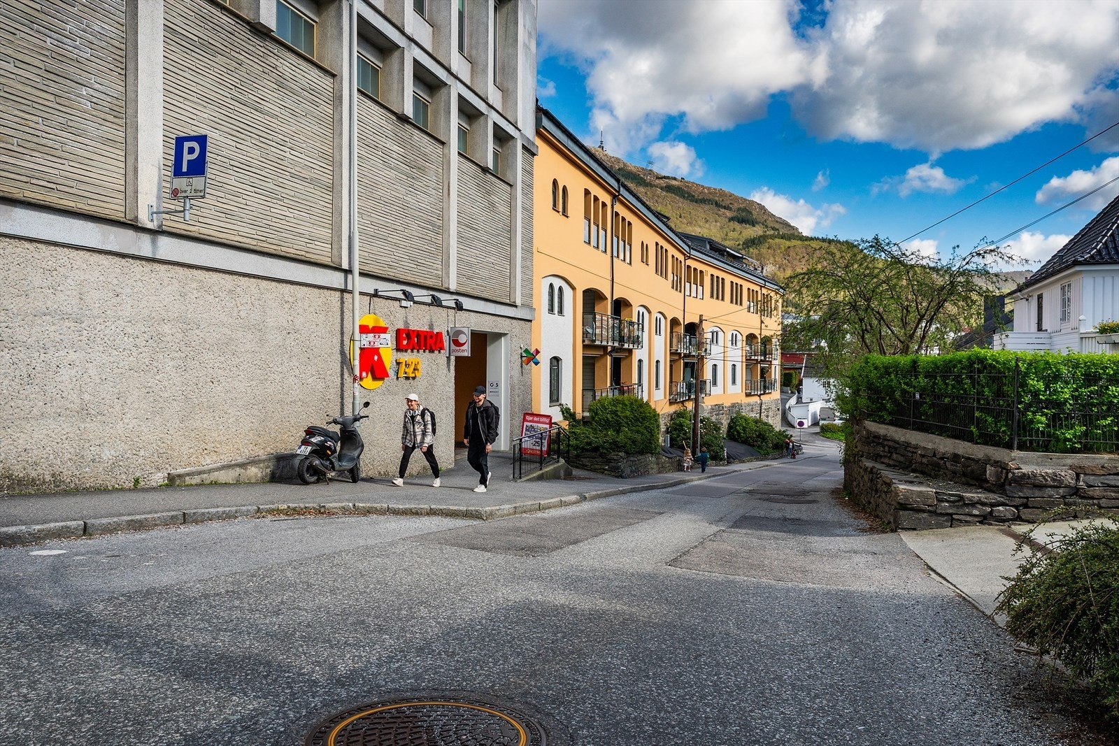 Dagligvarebutikk ligger rett nede i veien for leiligheten, med ca. 2 minutters gange unna Galleribilde