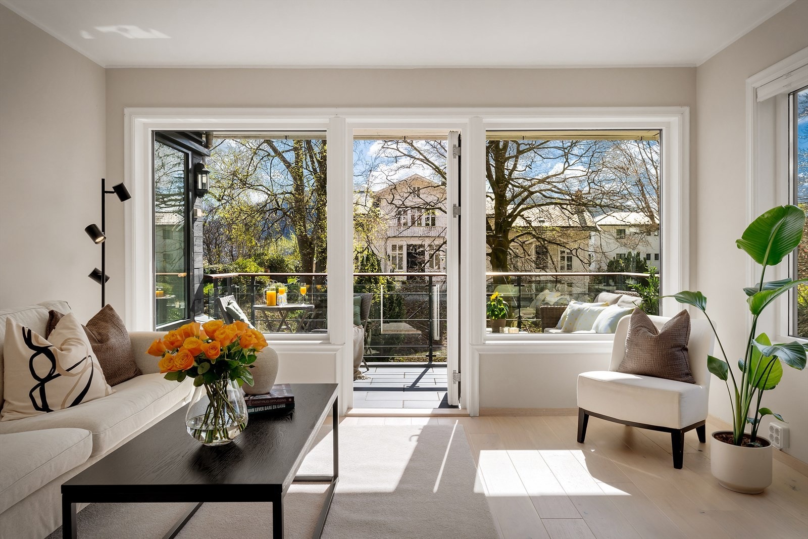 Det er også utgang til en romslig terrasse fra stue Galleribilde