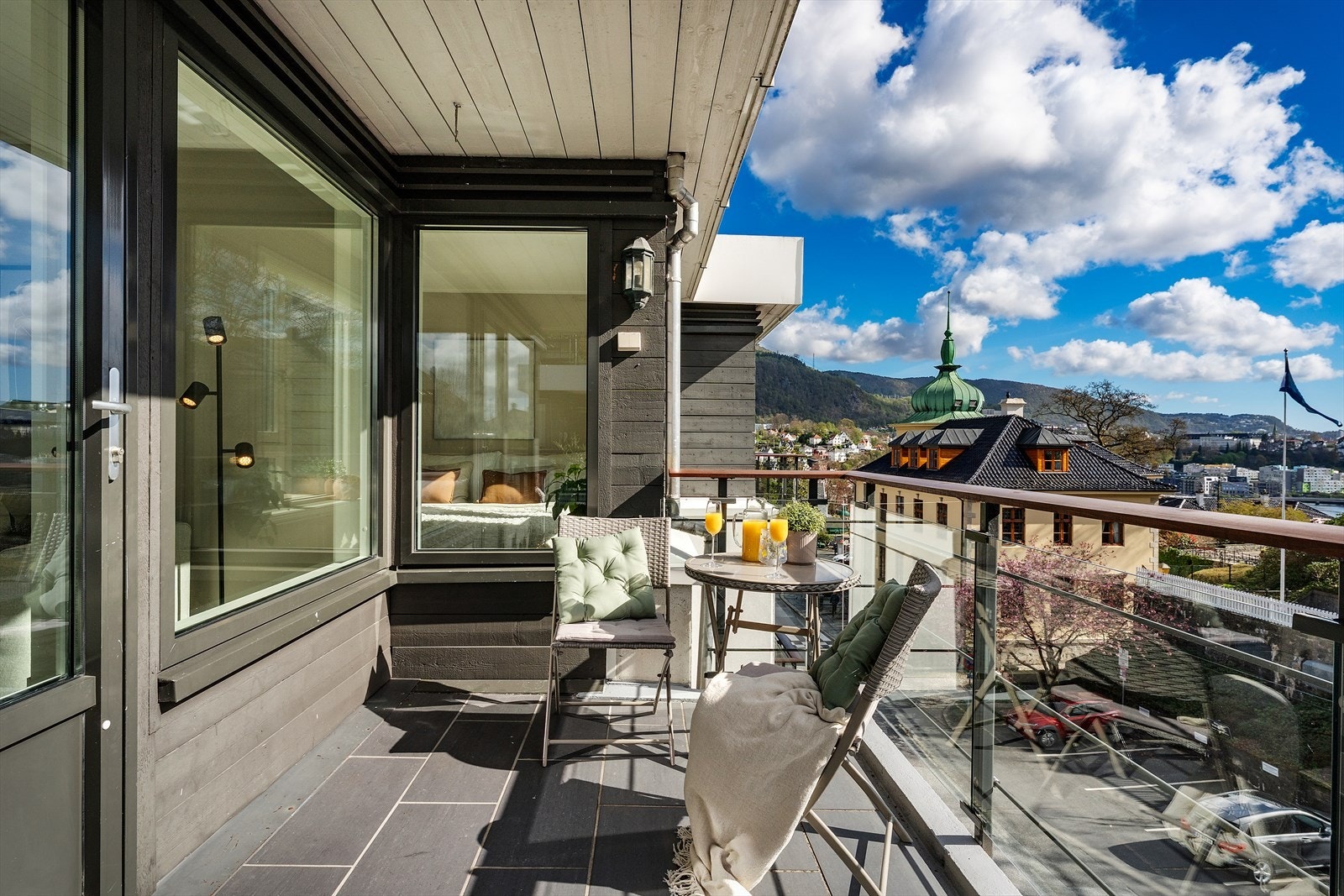 Terrasse på ca. 9 m² med flott utsikt mot byen og nærliggende natur Galleribilde