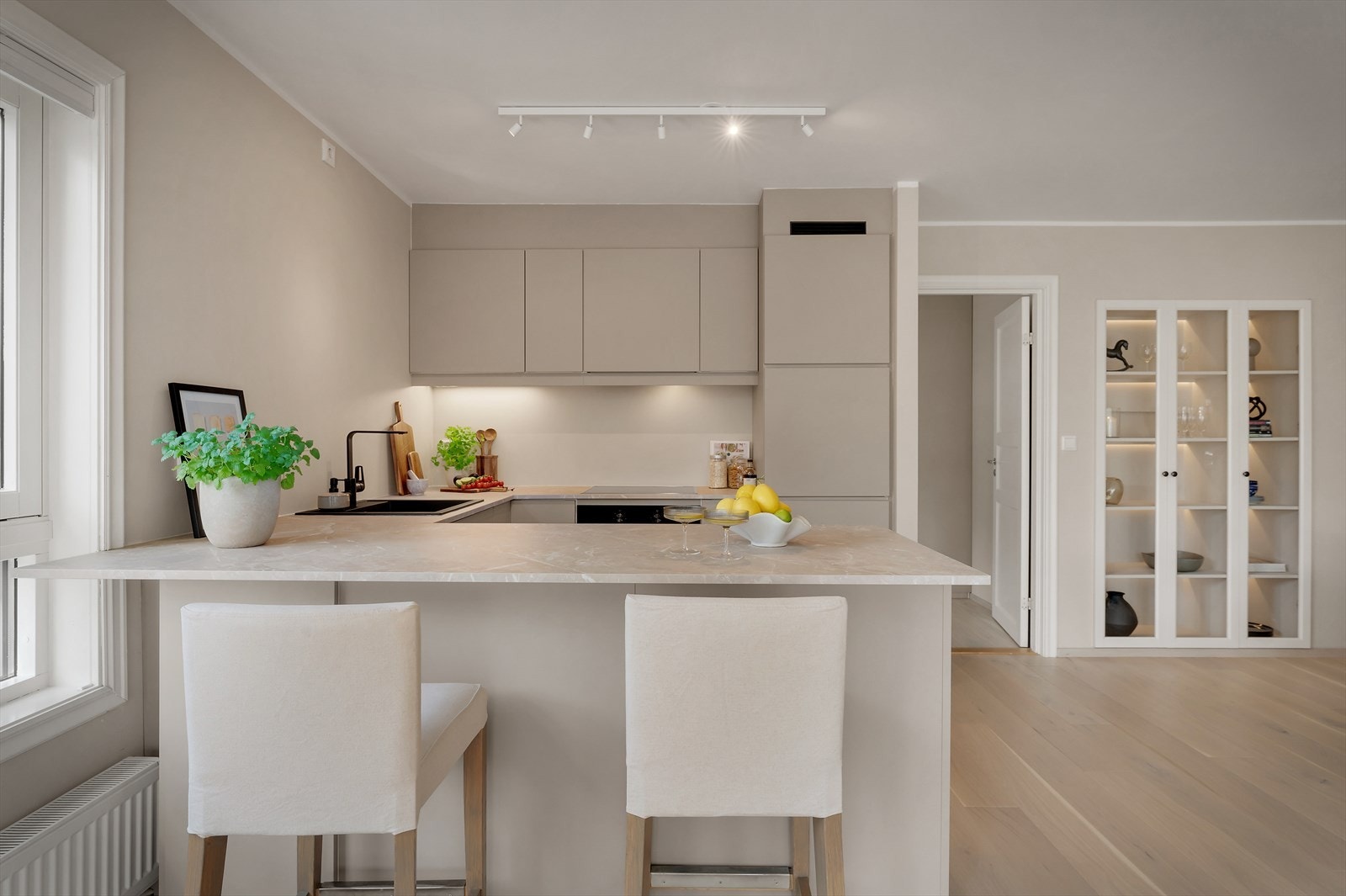 Her har man også muligheten til barstoler, for de mer kjappe måltidene Galleribilde