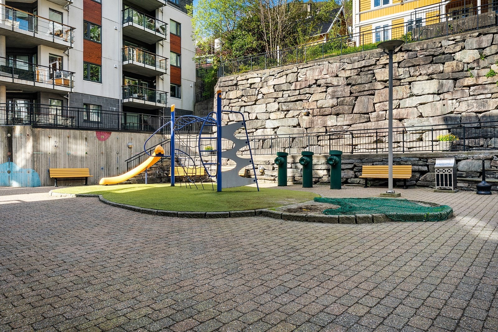 Et veletablert og pent opparbeidet uteområdet for store og små Galleribilde