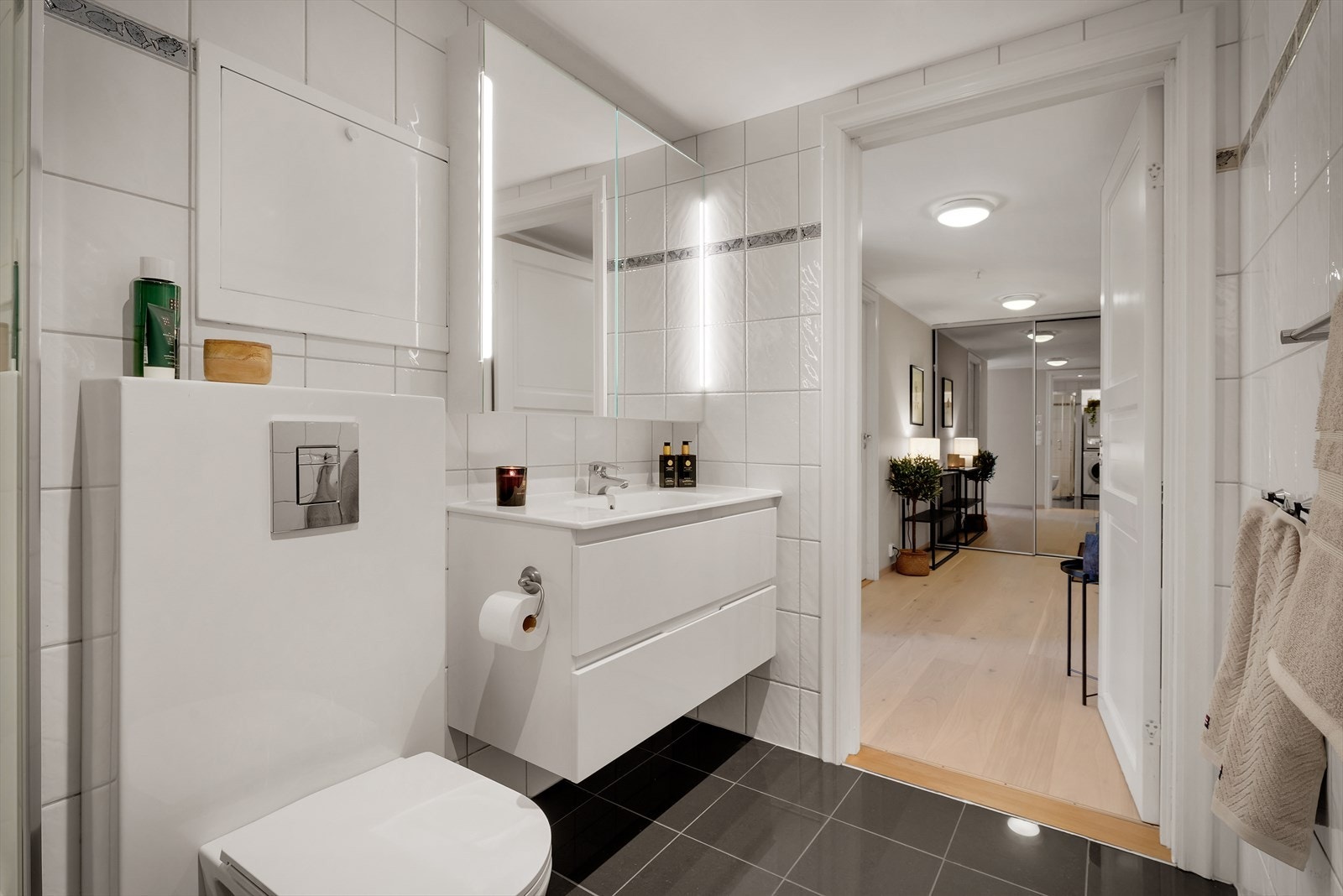 Et pent bad med tilkomst fra éntre Galleribilde