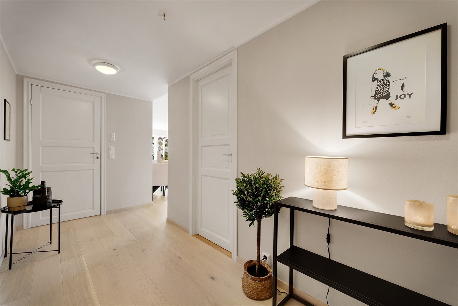 Entré er romslig og god. Leiligheten er gjennomgående med ny parkett fra 2024 Galleribilde