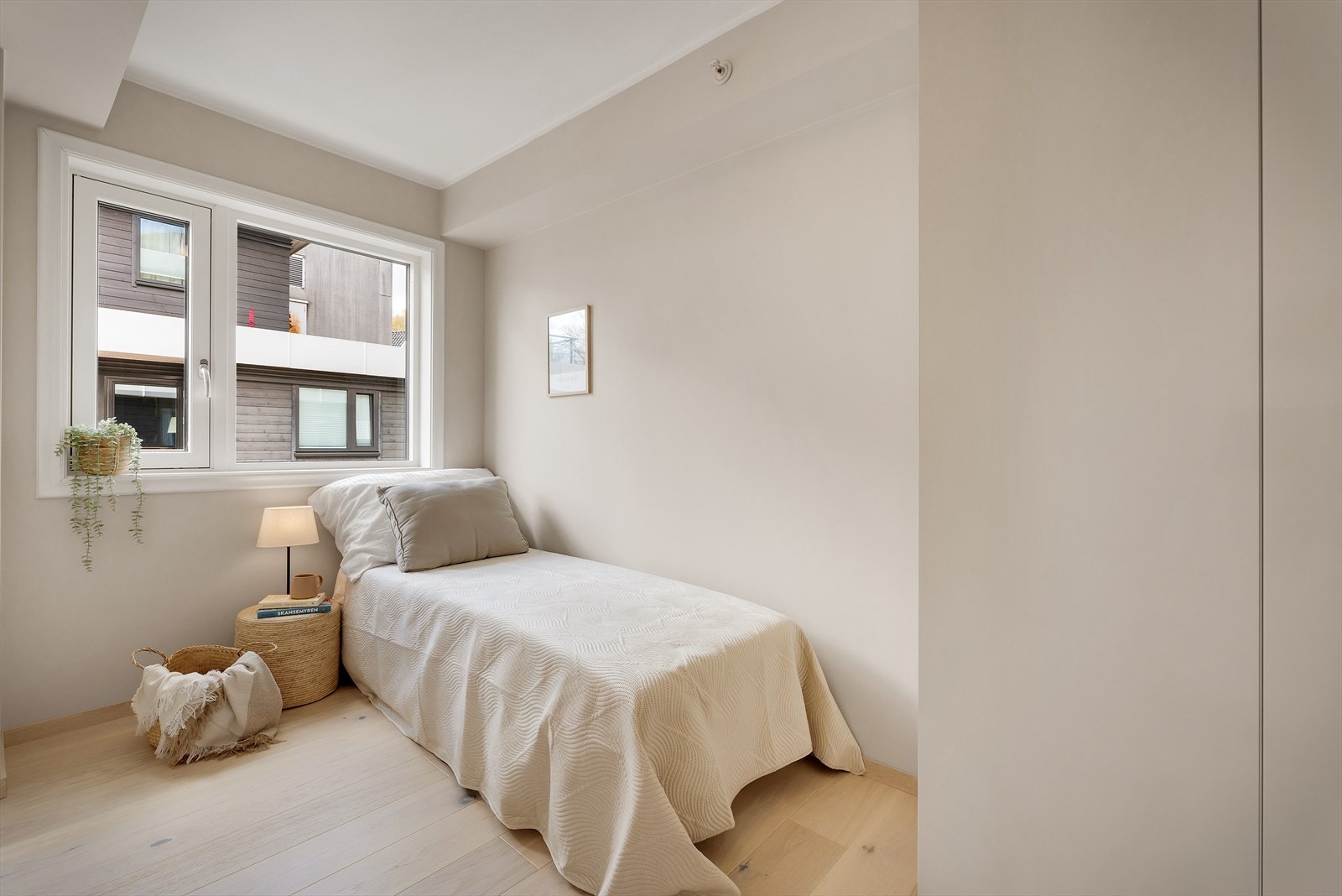 Leiligheten har et soverom som fint kan benyttes til barnerom, gjesterom, eller kontor Galleribilde