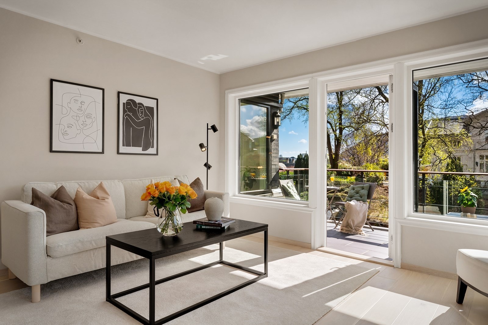 Her kan man skape en god atmosfære og nyte rolige dager foran tv-en, eller nyte utsikten fra stue Galleribilde