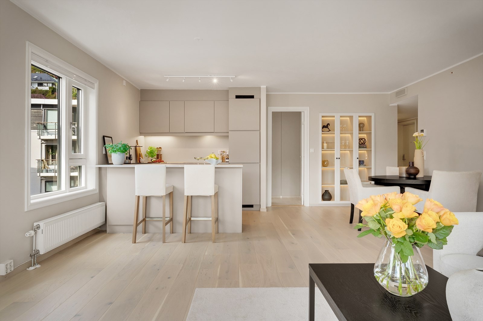 Leiligheten har en praktisk og god åpen stue/kjøkken løsning Galleribilde