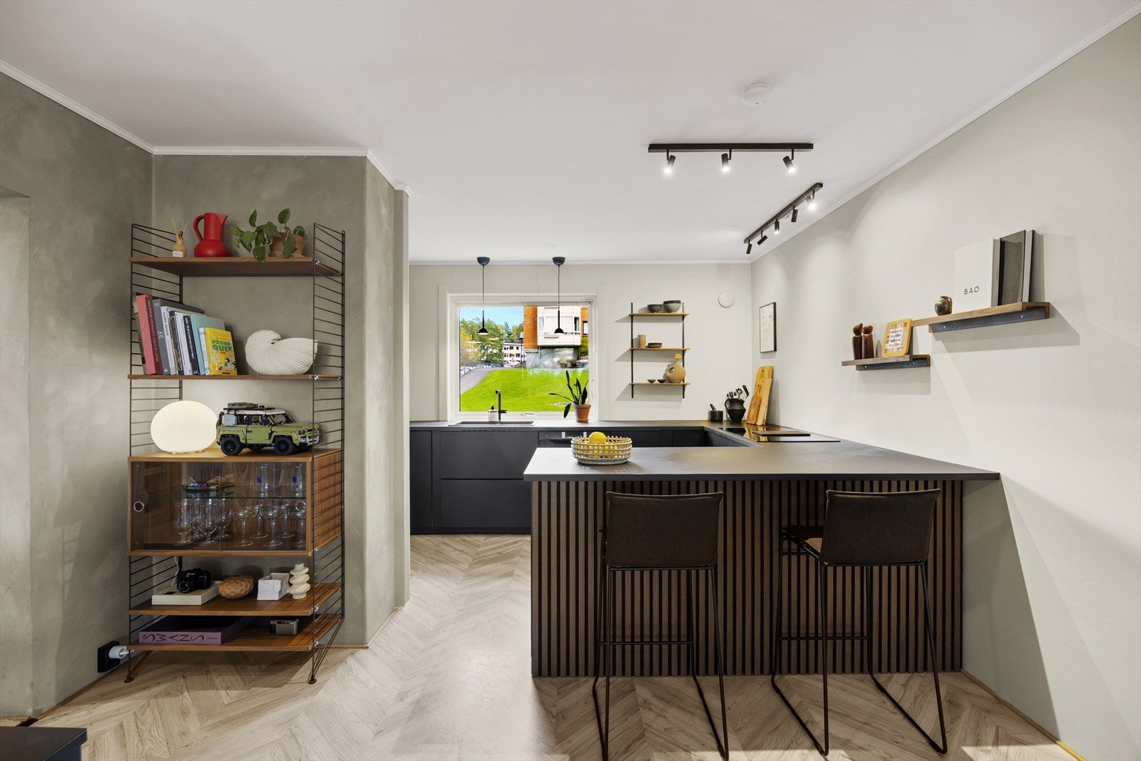 Kjøkkeninnredningen er fra 2021 med stilrene, glatte fronter og en slitesterk laminat benkeplate med en nedfelt kum i kompositt. Galleribilde