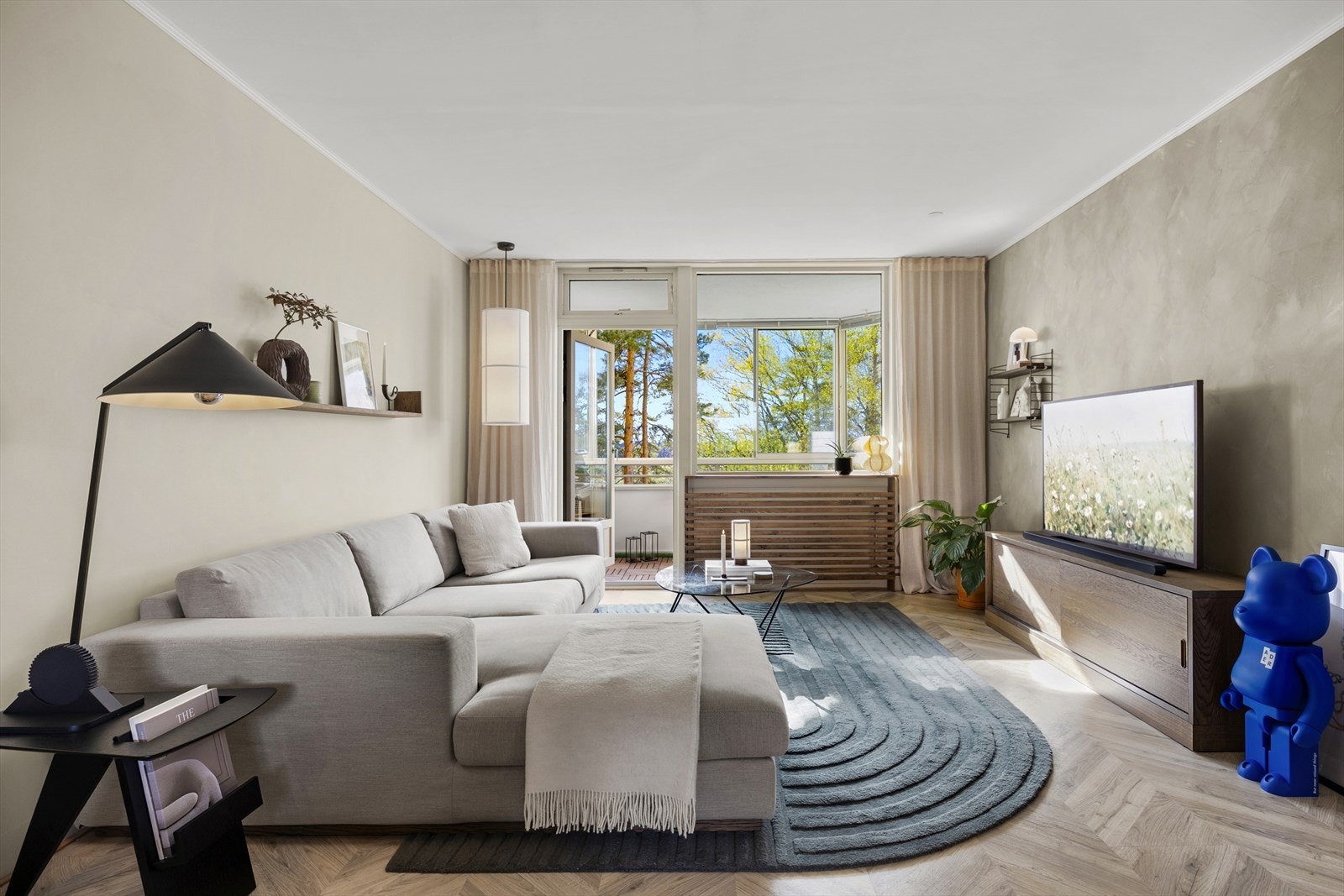 Store vindusarealer slipper inn godt med lys og skaper en hyggelig atmosfære i leiligheten. Galleribilde