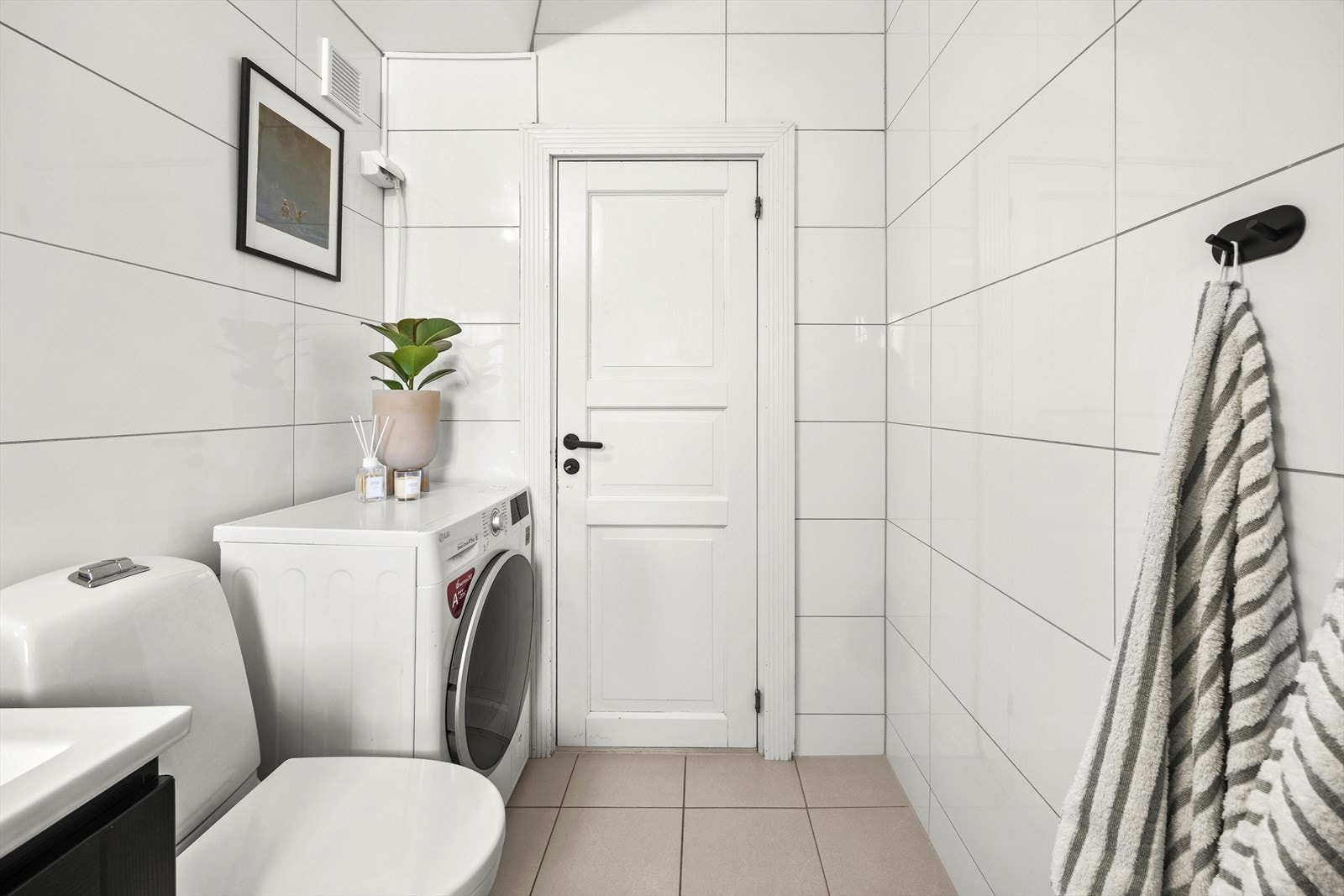 Det er montert opplegg for vaskemaskin. Galleribilde