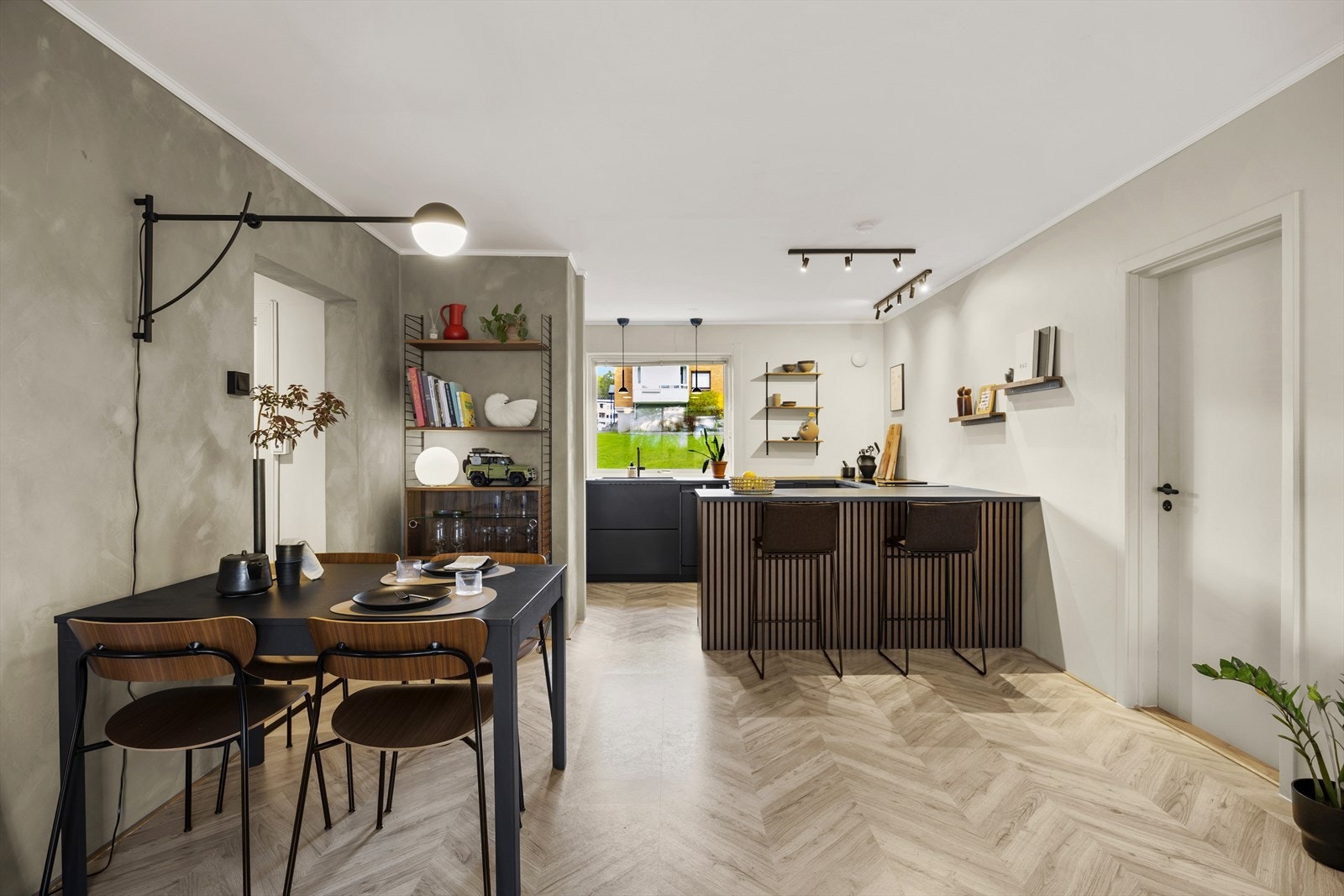 Kjøkkenet ligger i åpen løsning mot stuen, med god plass til et stort spisebord som fungerer som et naturlig skille mellom rommene. Galleribilde