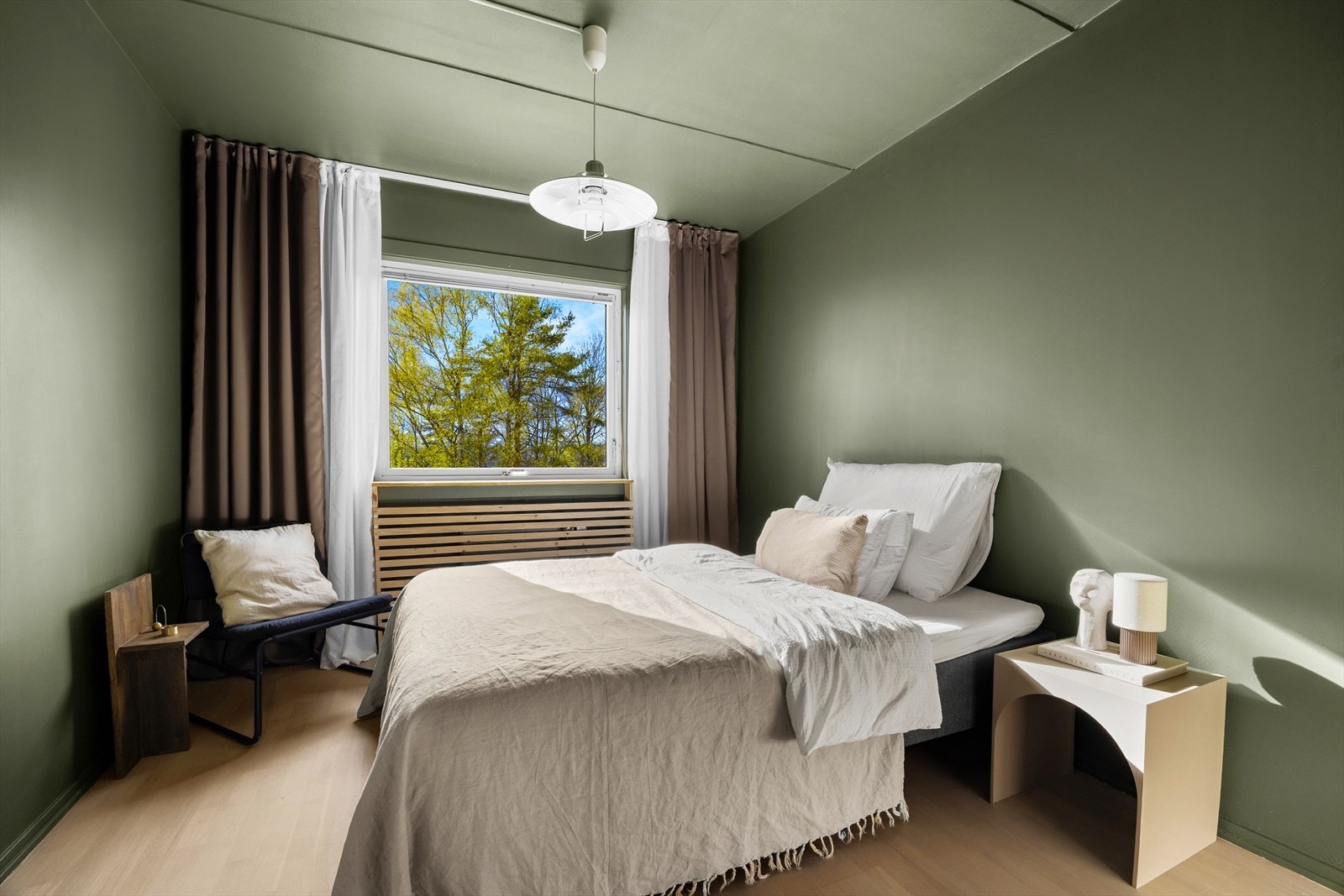 Det andre soverommet er også av god størrelse og passer perfekt som barnerom, gjesterom eller kontor. Galleribilde