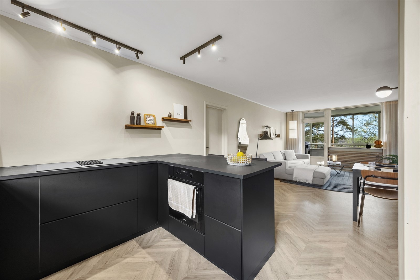 Denne kjøkkeninnredningen kombinerer funksjonalitet og moderne design for å skape et innbydende og praktisk rom for matlaging og samvær. Galleribilde