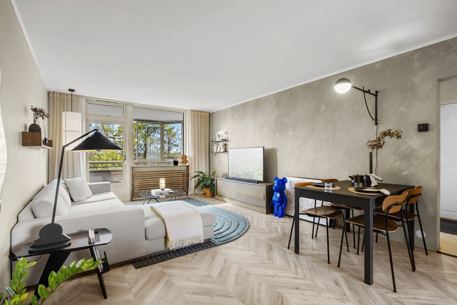 Stuen har god utforming som legger til rette for to soner og oppleves som boligens sosiale samlingspunkt. Galleribilde