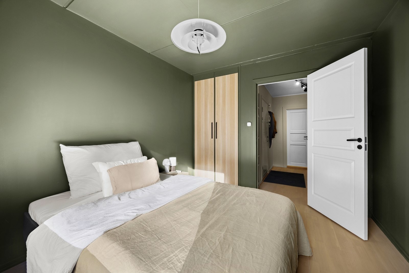 Soverom 2 har integrert garderobeskap. Galleribilde