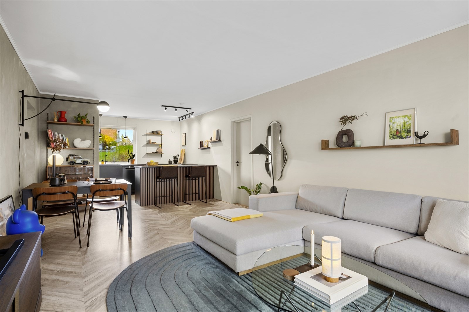 Stuen er innredet med både sofa- og spisegruppe, her kan du invitere venner og familie. Galleribilde