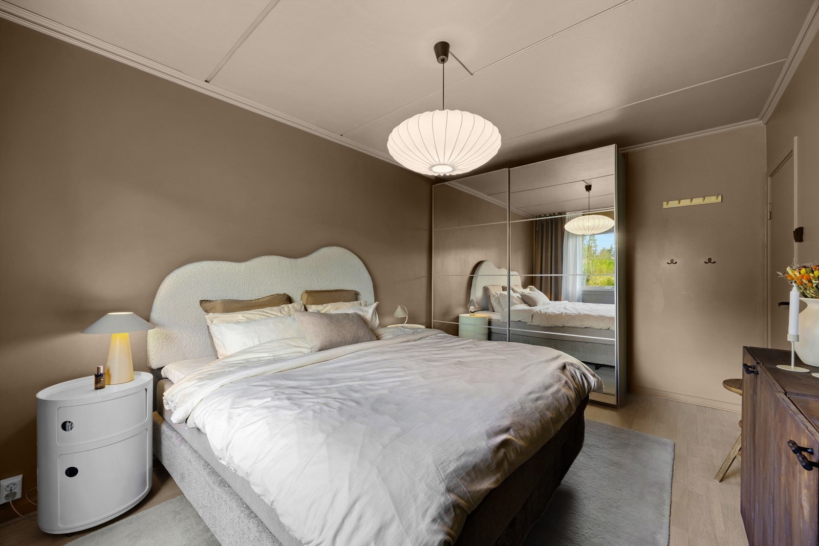 Hovedsoverommet har godt med plass til stor seng og garderobeløsning. Galleribilde