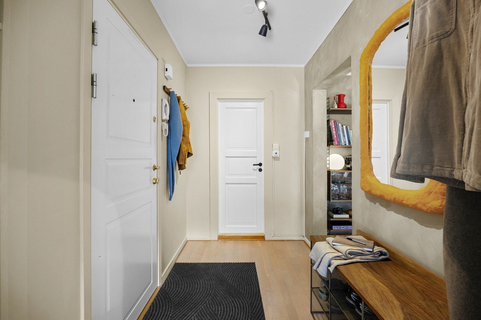 Du blir møtt av en romslig entré, med god plass til å henge fra seg yttertøy og sette fra seg sko. Galleribilde