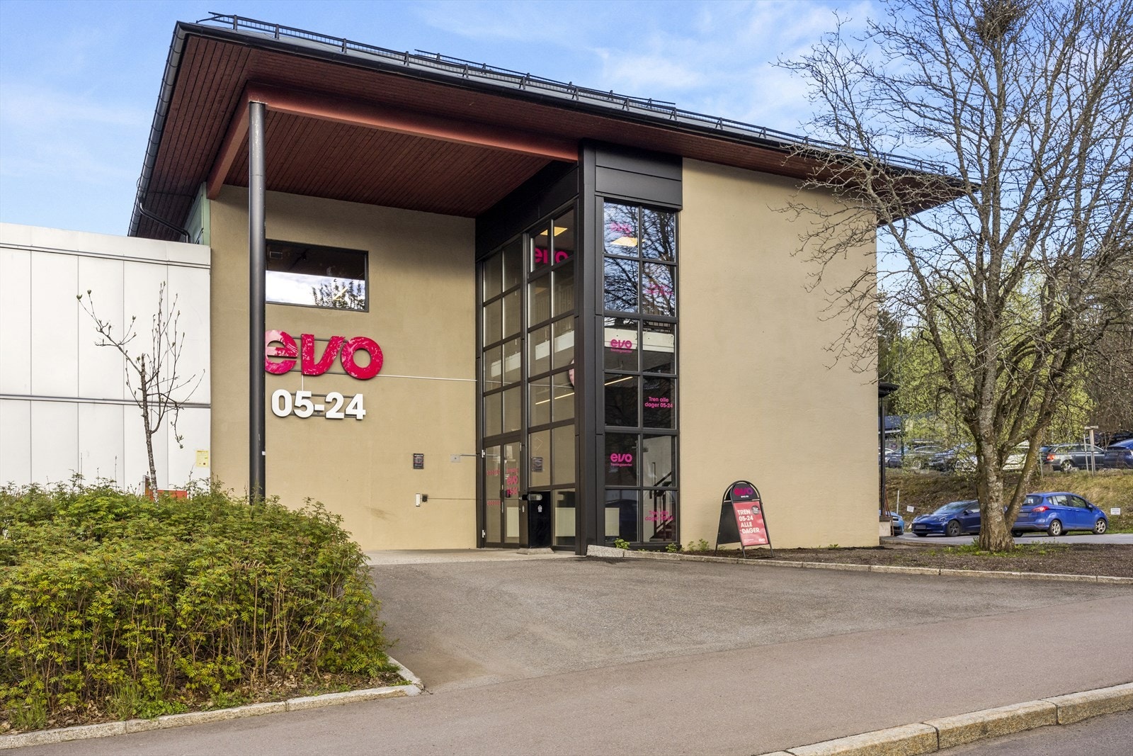 Nærmeste treningssenter er EVO Bøler (bilde), Skullerud Sportssenter, Oslo Klatresenter på Skullerud, Friendly på Ulsrud og Sats på Hellerud. Galleribilde