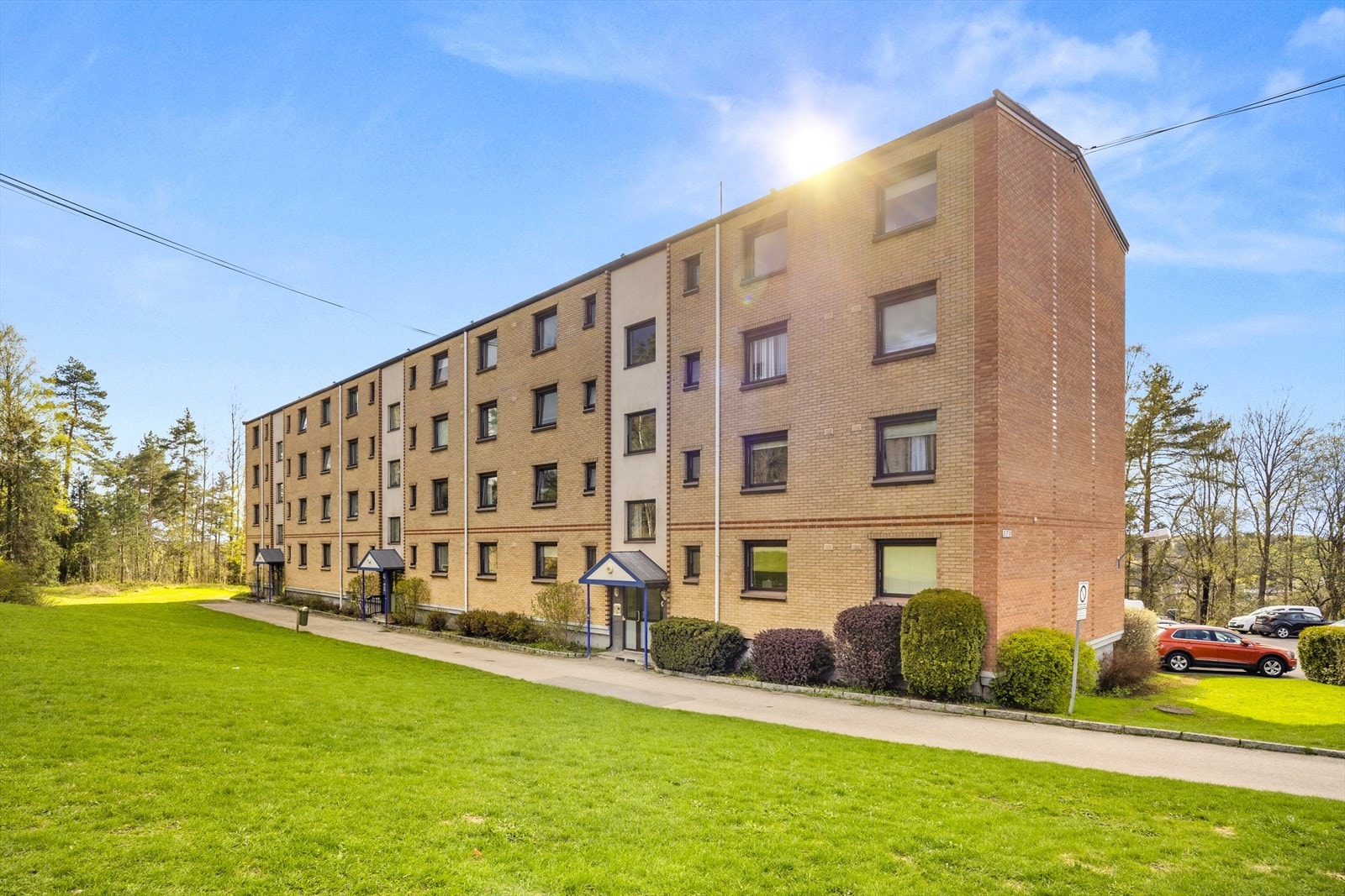 Området er rolig, grønt og frodig, samtidig som du har nærhet til gode kollektivforbindelser, servicetilbud, turløyper og kjøpesenter. Galleribilde