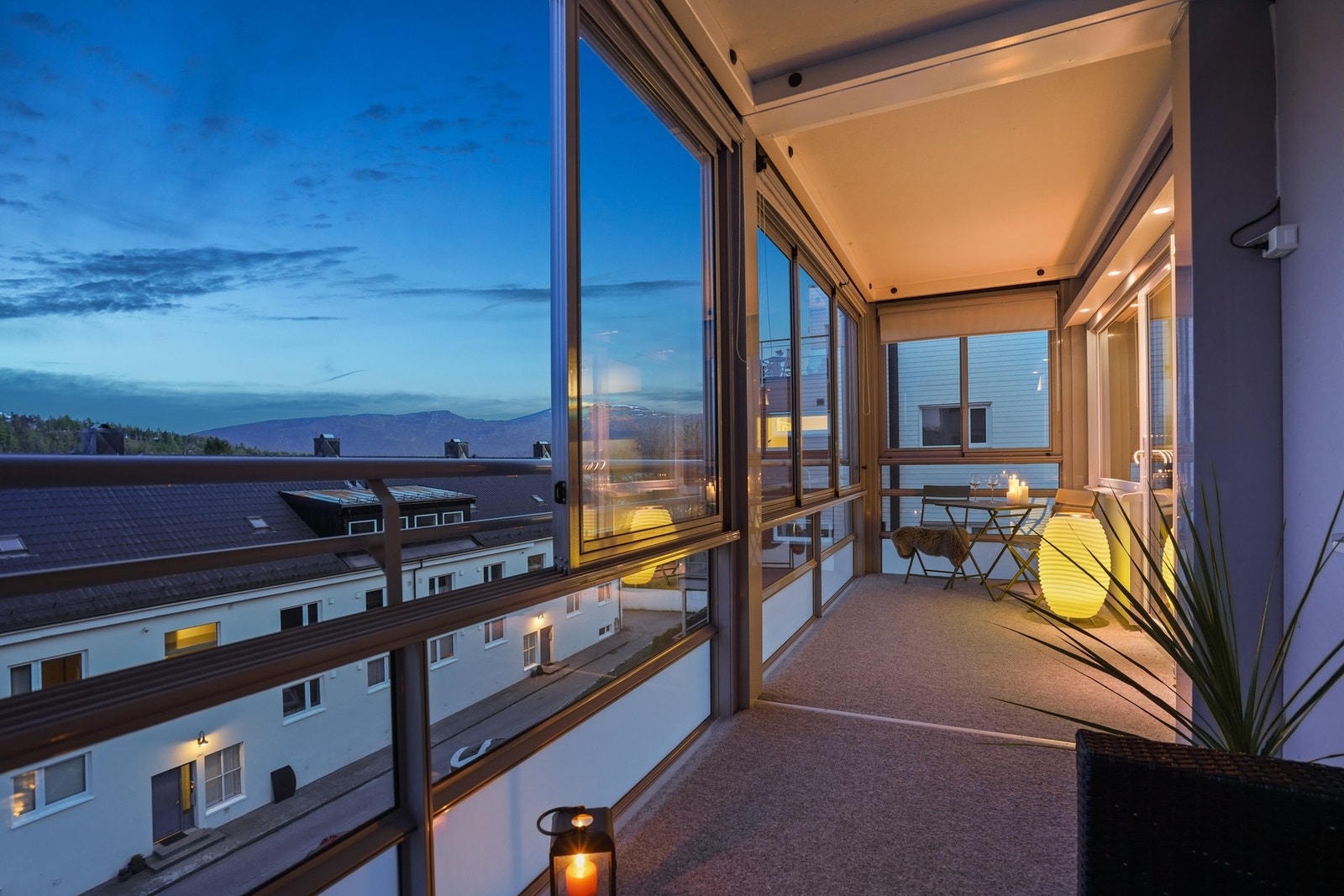 Fra stuen er det utgang til innglasset balkong av god størrelse (16 m²). Galleribilde