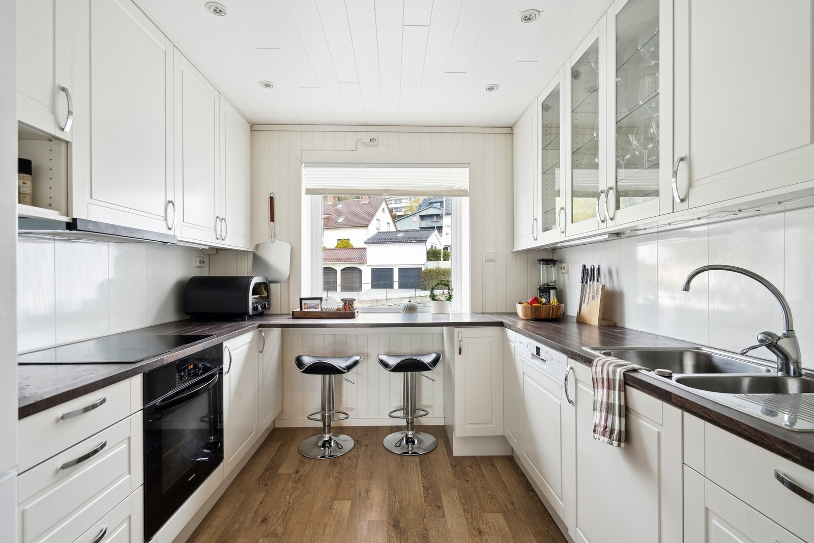 Lyst og romslig kjøkken med integrert stekeovn, platetopp og oppvaskmaskin. Galleribilde