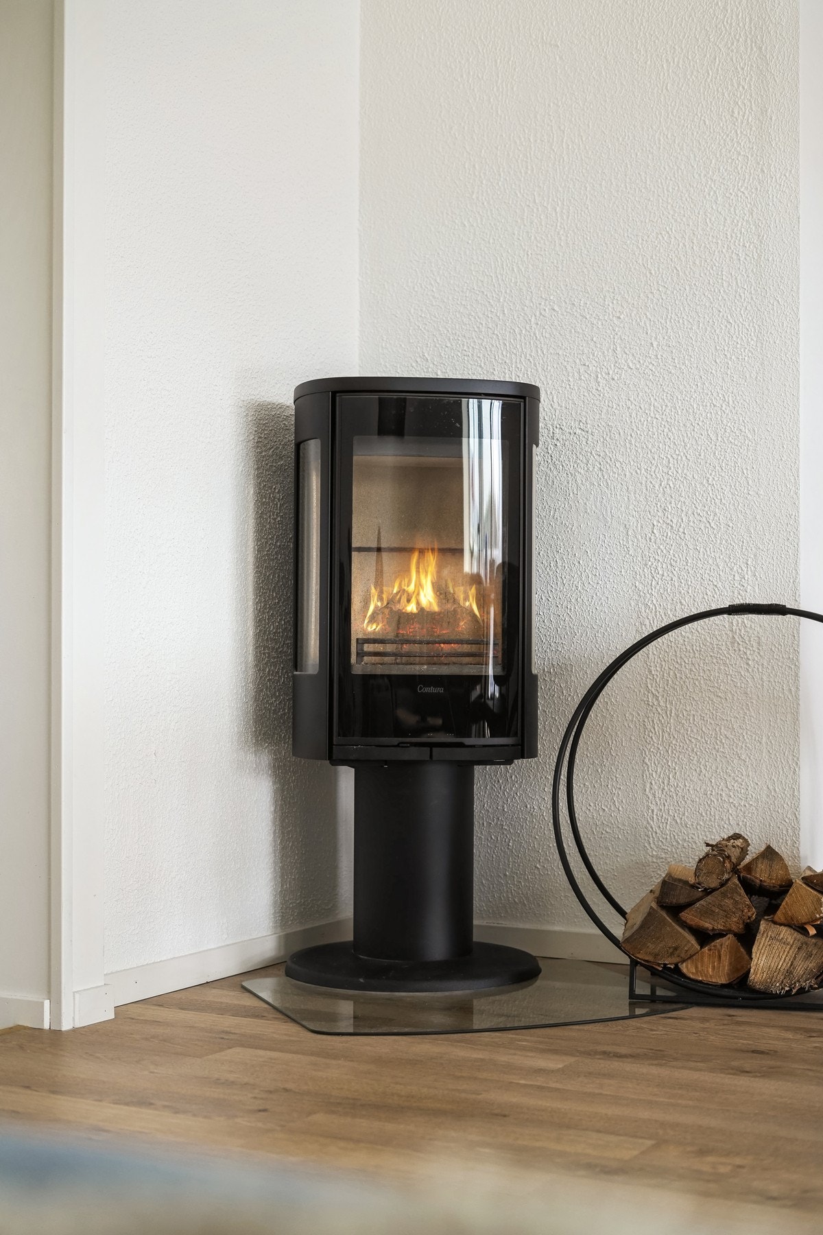 Peisovn med glassdør. Galleribilde