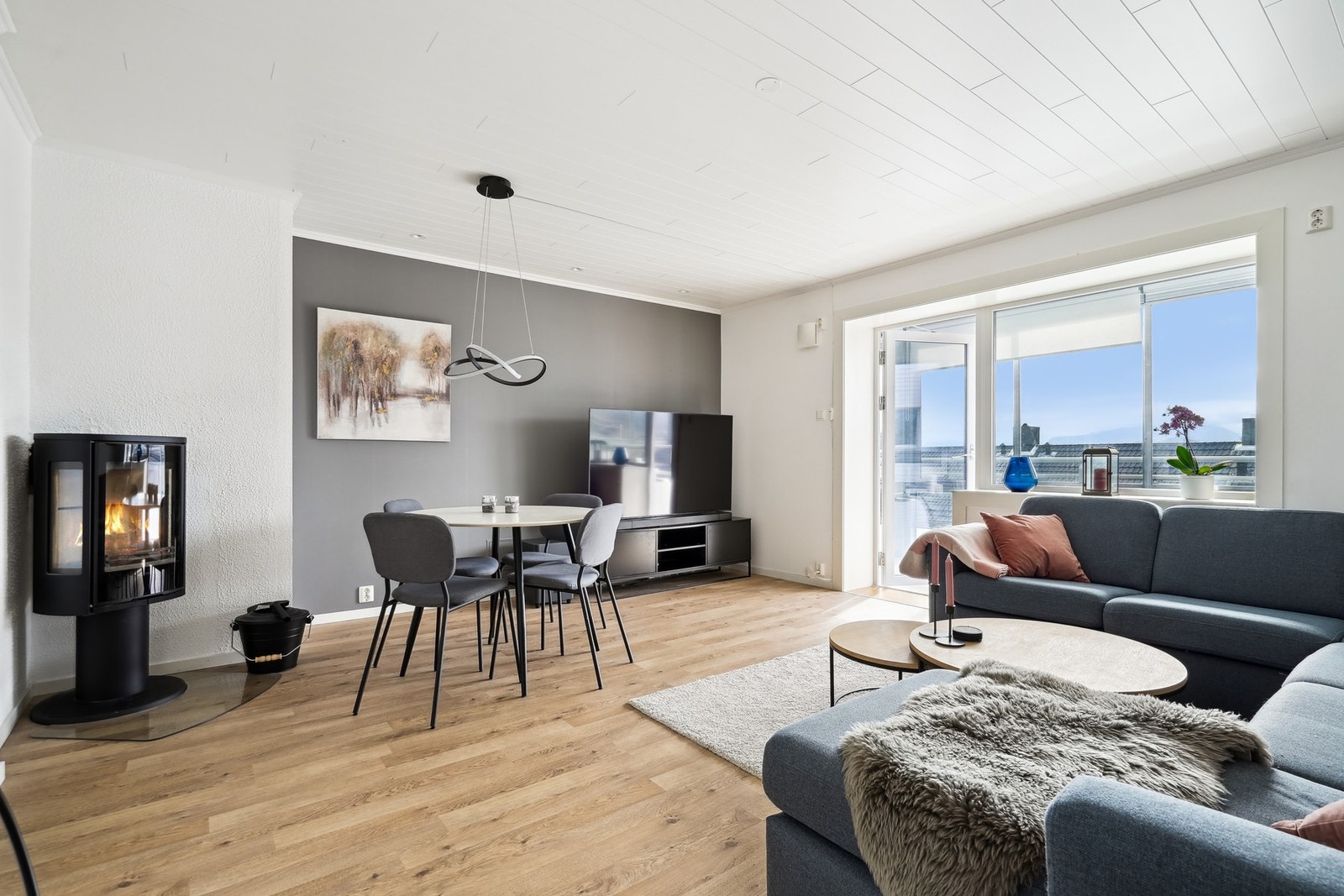 Vedfyring i stuen skaper en varm og hyggelig atmosfære. Galleribilde