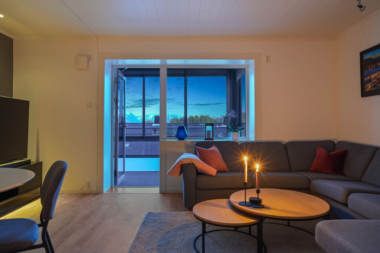 Utsikten er godt synlig fra stuen. Leiligheten ligger i 2. etasje, noe som gjør at blokken foran ikke er til hinder for utsikt eller solforhold. Galleribilde