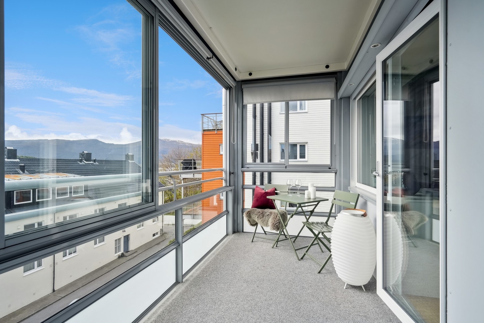 Balkongen har utebelysning og utvendig stikkontakt. Galleribilde