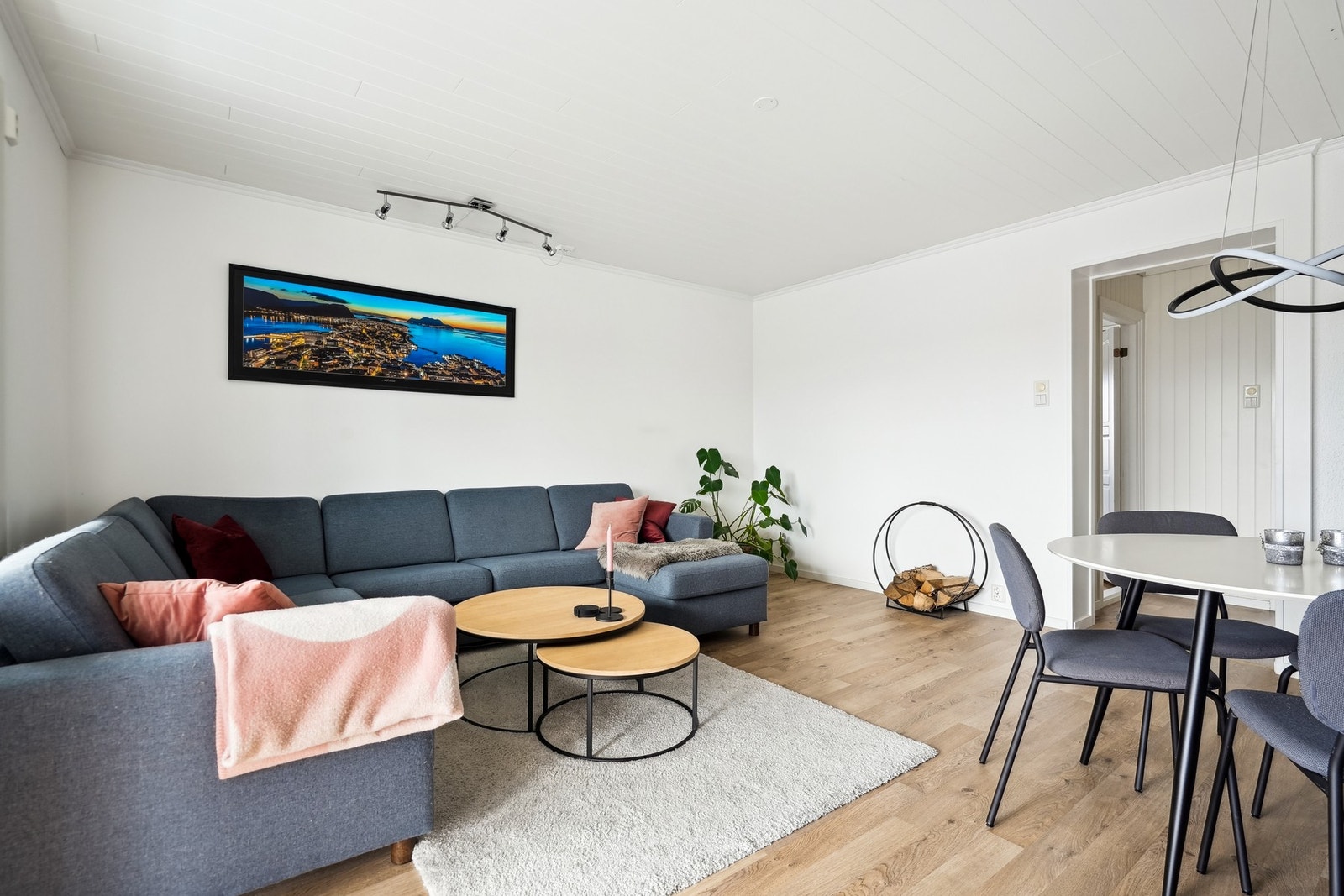 Leiligheten er beliggende i et rolig område, like ved NTNU, kollektivtransport og naturområder med flere turstier. Galleribilde