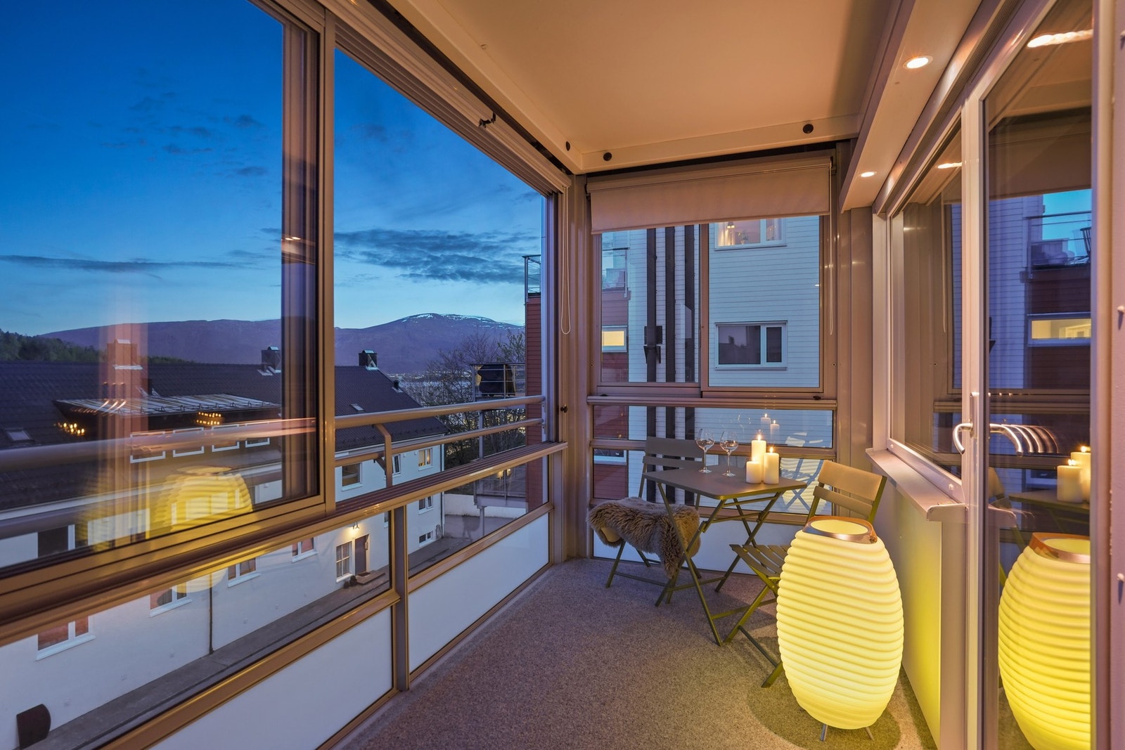 Fra balkongen kan du nyte både flott utsikt og svært gode solforhold. Galleribilde