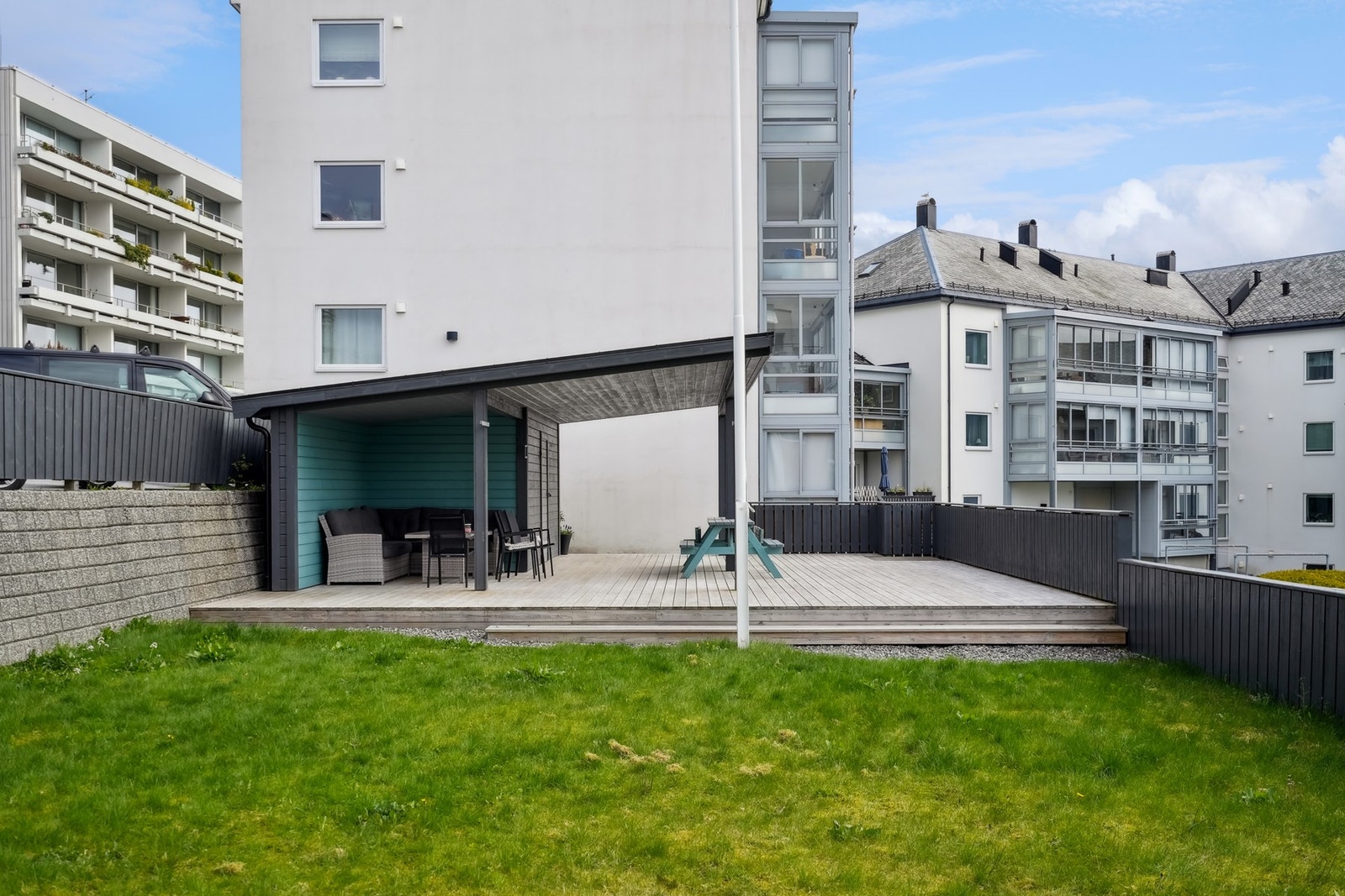 En overbygd fellesterrasse, perfekt for hyggelige sammenkomster med venner og bekjente. Galleribilde