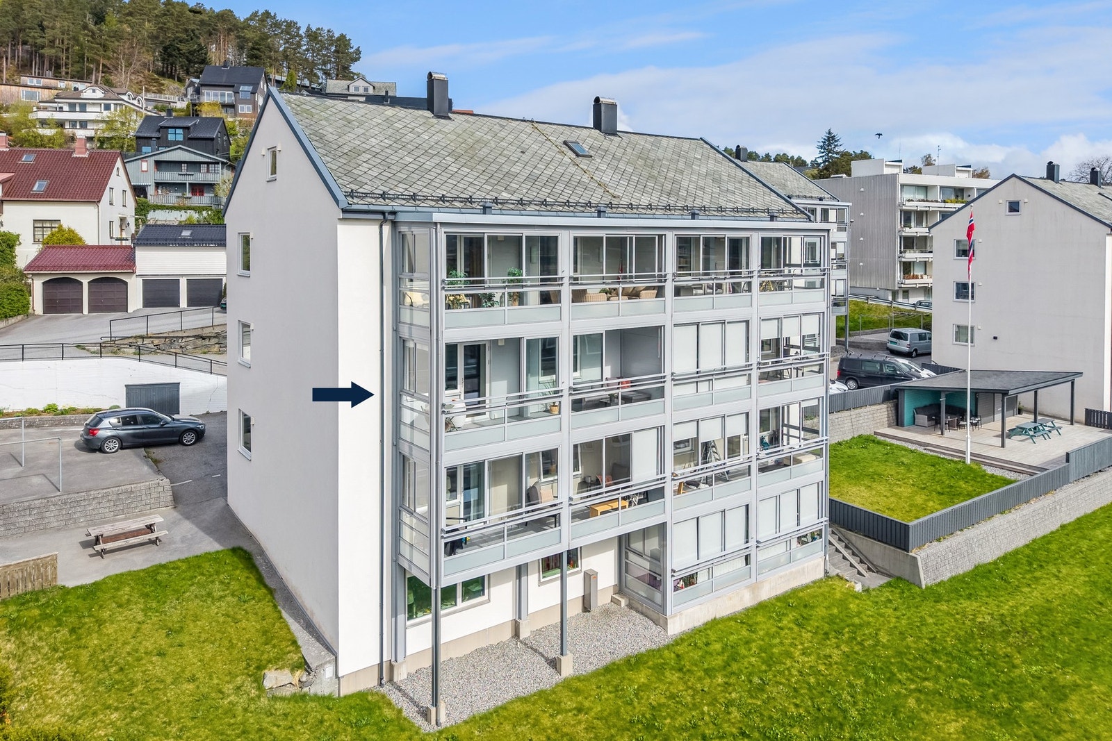 Fasade: Borettslaget er godt vedlikeholdt, med fasaderehabilitering i 2014, oppganger oppgradert i 2016, uteområde i 2017 og piperehabilitering i 2020. Galleribilde