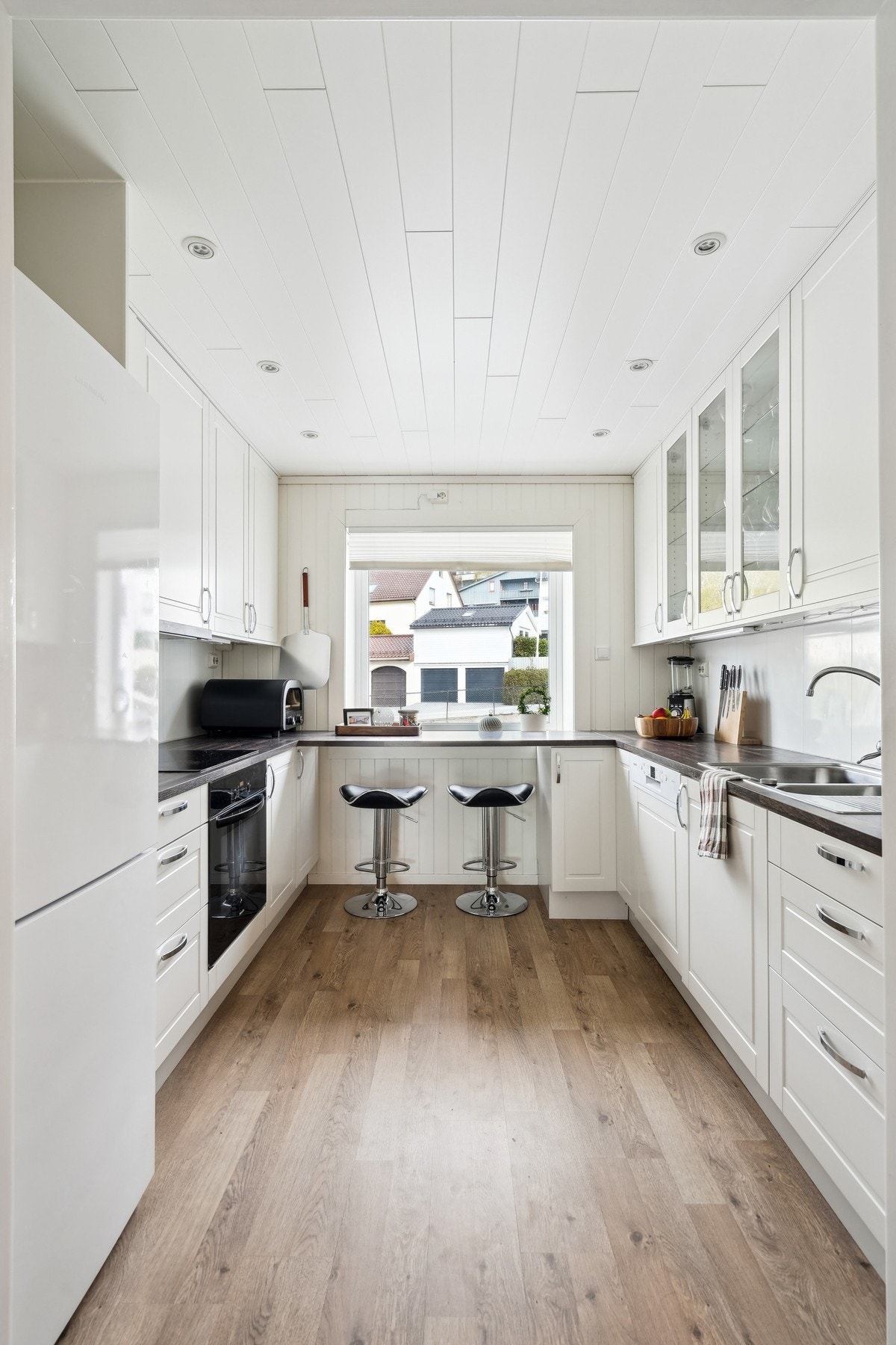 Godt med skap- og benkeplass. Galleribilde