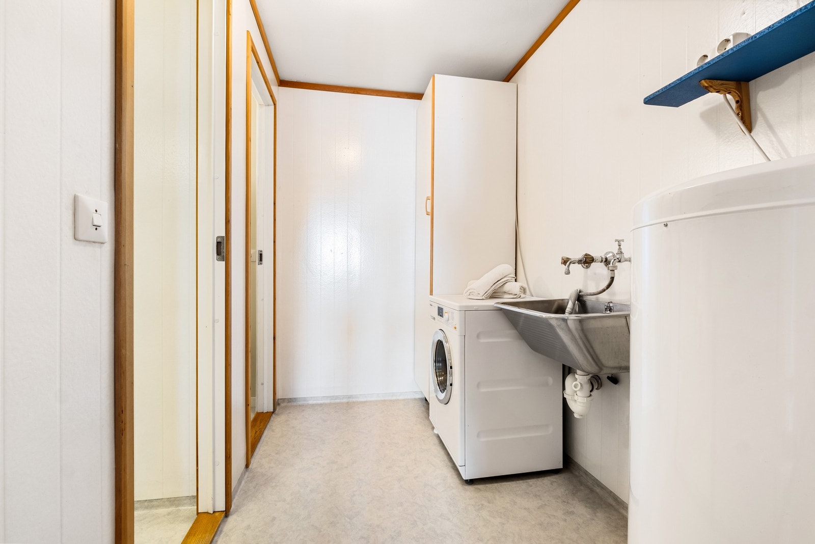 Badet er delt inn i 3 deler, hvor du først kommer inn til vaskerom, og separat toalettrom og bad Galleribilde