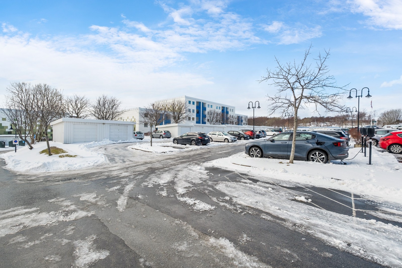 Det er felles parkeringsplass på oppmerket plasser, og mulighet for kjøp av garasjeplass Galleribilde