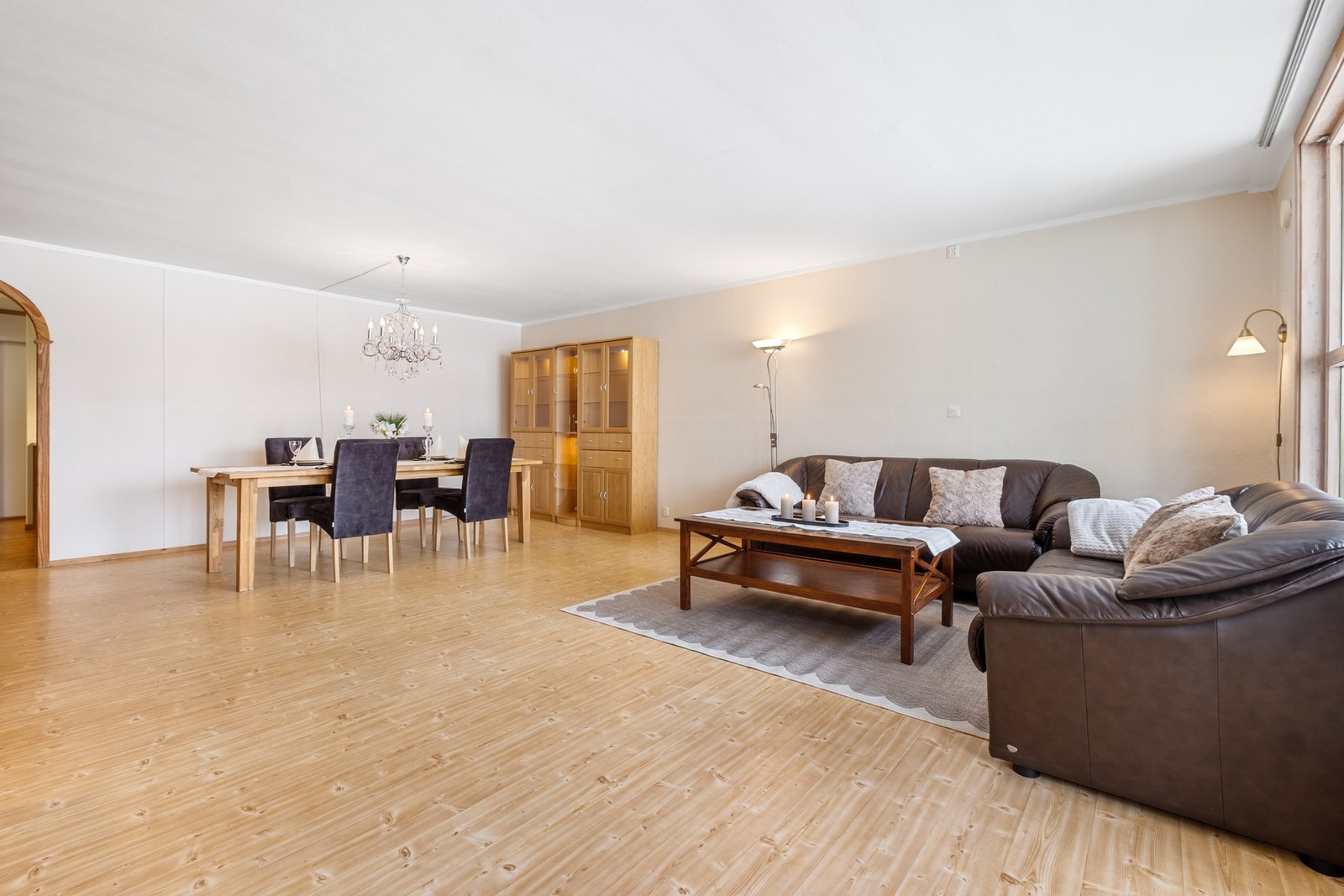 Her får du en romslig og praktisk 4-romsleilighet beliggende i 2. etasje Galleribilde