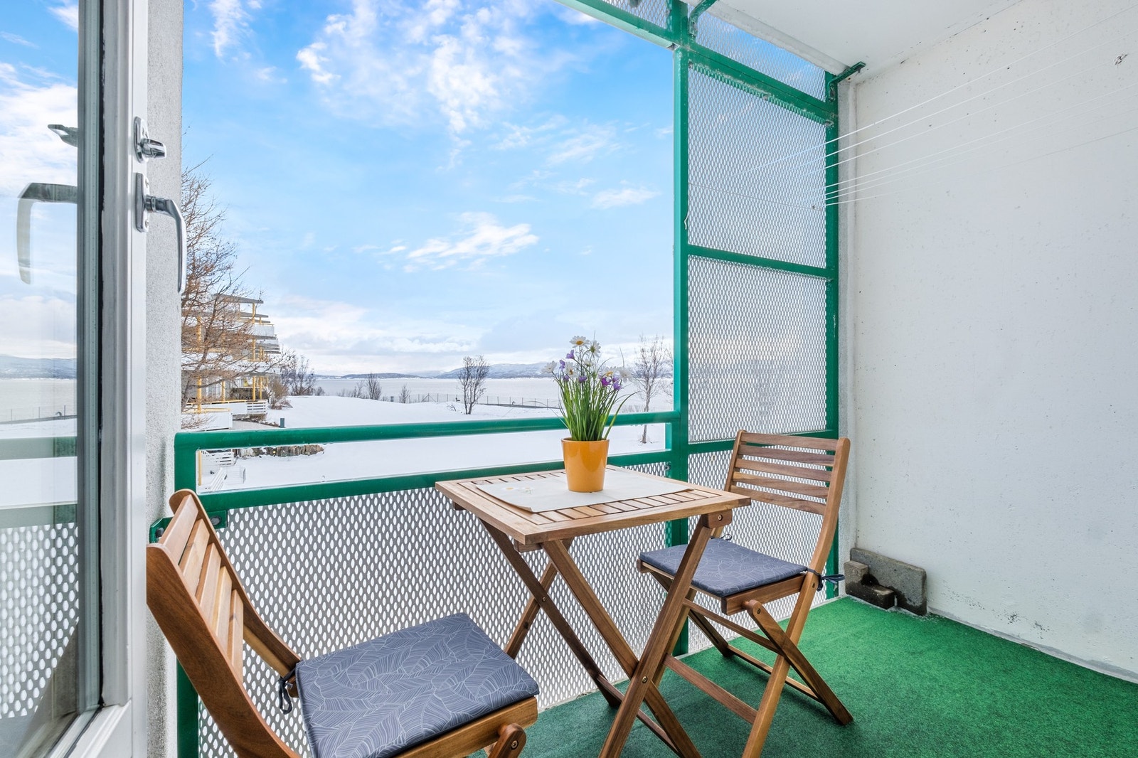 Liten luftebalkong med adkomst fra det ene soverom Galleribilde