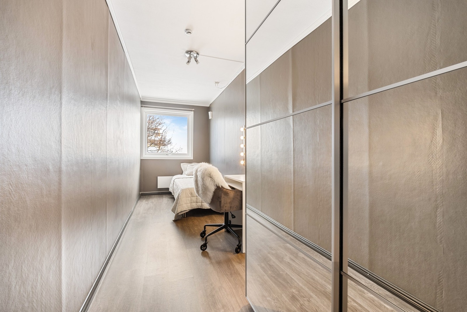 Soverom nr. 3 har skyvedørsgarderobe med speil Galleribilde