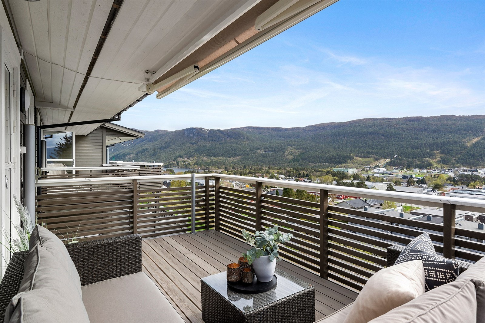 Fra stue er det direkte tilkomst til sydvendt veranda på 11m² med varmelampe, levegg og markise. "Stilt uteområde på balkongsiden" sier selger Galleribilde